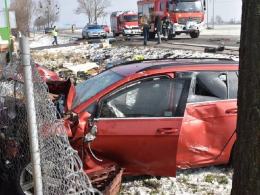 Czołowe zderzenie busa i samochodu osobowego pod Brzegiem