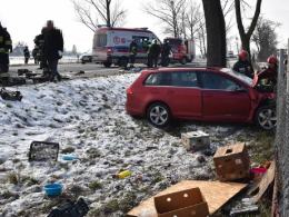 Czołowe zderzenie busa i samochodu osobowego pod Brzegiem