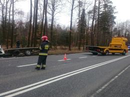 Kolizja między Dąbrową a Prądami. Laweta w rowie.