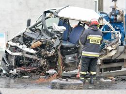 Samochód dostawczy czołowo zderzył się z ciężarówką