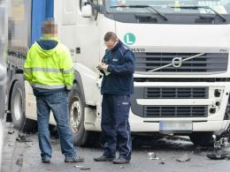 Samochód dostawczy czołowo zderzył się z ciężarówką