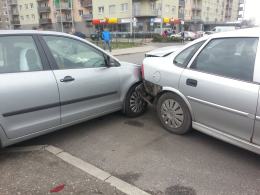 65-letnia kobieta wjechała w zaparkowane samochody