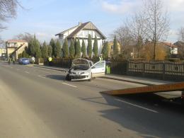 Wyprzedzał samochód, uderzył w ogrodzenie