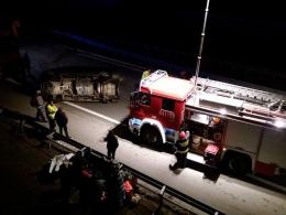 Na autostradzie przewrócił się bus, wiozący 8 osób