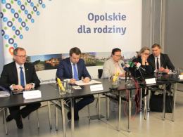 Depopulacja ratunkiem dla Ziemi? W Opolu debatowano o demografii.