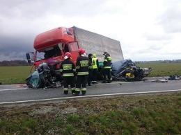 Tragiczny wypadek w Sarnowie. Jedna osoba zginęła, dwie są ciężko ranne.