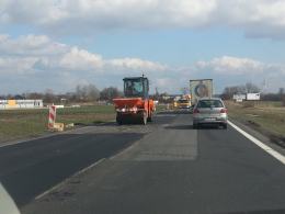 Drogowcy łatają dziury na obwodnicy. Kierowcy złorzeczą.
