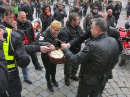Motocykliści spotkali się na tradycyjnym "jajeczku" na opolskim rynku