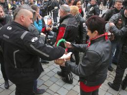 Motocykliści spotkali się na tradycyjnym "jajeczku" na opolskim rynku