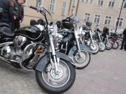 Motocykliści spotkali się na tradycyjnym "jajeczku" na opolskim rynku