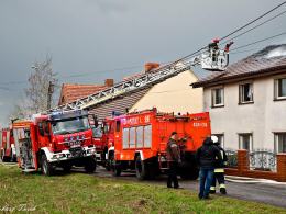 6 zastępów straży pożarnej gasiło pożar domu w Żabińcu