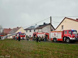 6 zastępów straży pożarnej gasiło pożar domu w Żabińcu