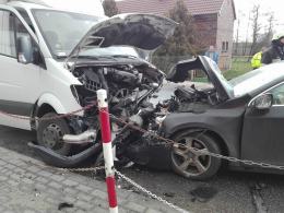 Samochód osobowy czołowo zderzył się z autem dostawczym