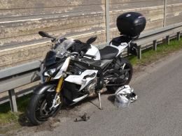 Wypadek na A4. Motocykl zderzył się z osobówką.
