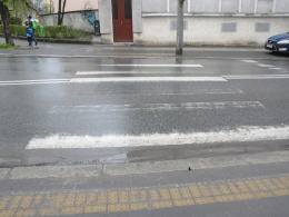 Kierowcy i piesi skarżą się na niewidoczne na ulicach pasy