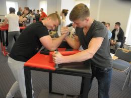 Studenci i uczniowie rywalizują w turnieju armwrestlingu