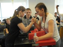 Studenci i uczniowie rywalizują w turnieju armwrestlingu