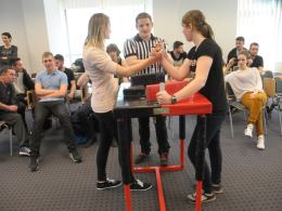 Studenci i uczniowie rywalizują w turnieju armwrestlingu
