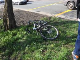 Kolizja na ul. Wrocławskiej z udziałem dwóch samochodów i rowerzysty