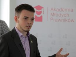 Młodzi prawnicy przestrzegali przed niebezpieczeństwami w sieci