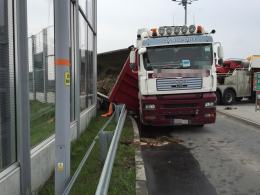 Ciężarówka z naczepą przewróciła się na rondzie