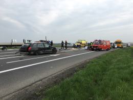 Trzy auta zderzyły się na "grzybku". Cztery osoby ranne.