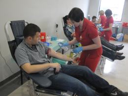 Studenci zachęcają do oddawania krwi w ramach Wampiriady