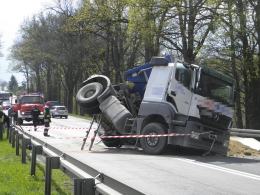 Dwie ciężarówki zderzyły się pod Niemodlinem