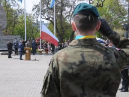 3-majowe obchody z gwizdami przeciwników powiększenia Opola