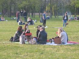 Studenci Politechniki Opolskiej grillują na błoniach PO
