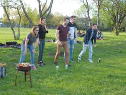 Studenci Politechniki Opolskiej grillują na błoniach PO