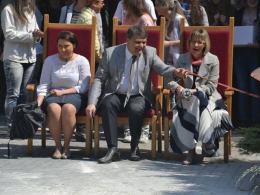 Na zdjęciu widać, jak roześmiane grono pedagogiczne przejmuje od uczniów kozę.
