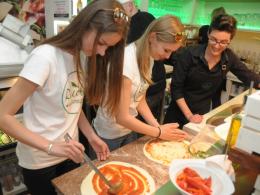 Kandydatki na Miss Opolszczyzny uczyły się przyrządzać pizzę