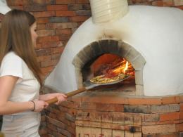 Kandydatki na Miss Opolszczyzny uczyły się przyrządzać pizzę