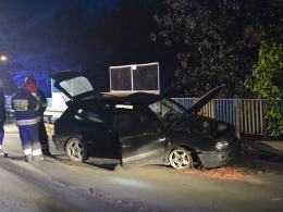 Miał 2 promile we krwi i przewoził dwie osoby - uderzył w barierki.