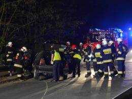 Miał 2 promile we krwi i przewoził dwie osoby - uderzył w barierki.