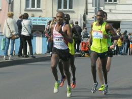 Ponad 1300 osób biegnie w 6. Maratonie Opolskim