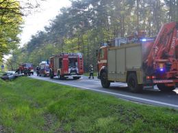 Volkswagen wjechał do rowu w lesie pod Dąbrową