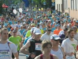 Ponad 1300 osób biegnie w 6. Maratonie Opolskim