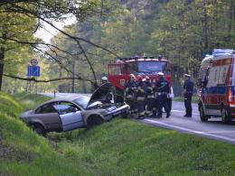 Volkswagen wjechał do rowu w lesie pod Dąbrową