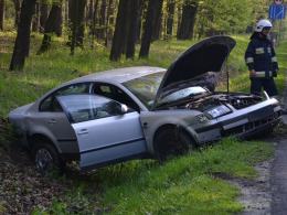 Volkswagen wjechał do rowu w lesie pod Dąbrową