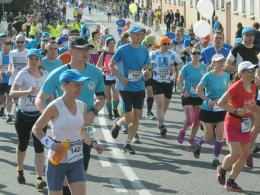 Ponad 1300 osób biegnie w 6. Maratonie Opolskim