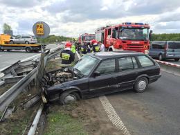 Chwilę później, 3 km dalej kierowca bmw wjechał w barierę.