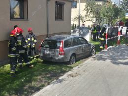 Kierowca volvo zasnął za kółkiem i wjechał w budynek