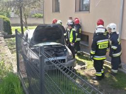Kierowca volvo zasnął za kółkiem i wjechał w budynek