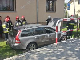 Kierowca volvo zasnął za kółkiem i wjechał w budynek