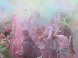 Tłum studentów na Festiwalu Kolorów w Opolu