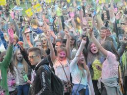 Tłum studentów na Festiwalu Kolorów w Opolu