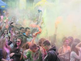 Tłum studentów na Festiwalu Kolorów w Opolu
