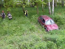 Volkswagen dachował pod Nysą. Trwają poszukiwania kierowcy.